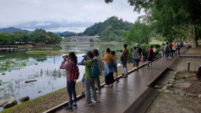 藉由望遠鏡觀察找尋鳥蹤